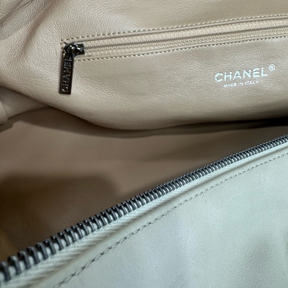 CHANEL CALF LEATHER MEDIUM LUXE LIGNE BEIGE BOWLER shoulder bag - Picture 14 of 16